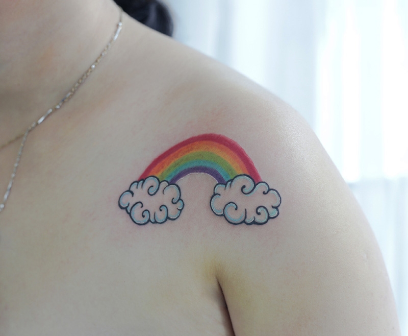 幸福是披在我肩头的彩虹，可爱披肩彩虹卡通纹身