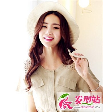 中长发女生最美微卷发型 波浪卷发凸显时尚气质