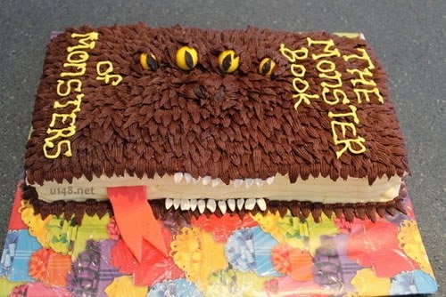 彩虹色书本造型的生日蛋糕美图