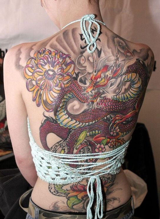 美女满背彩绘龙纹身图案