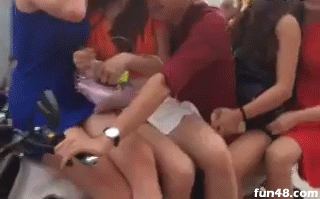骑摩托带四个妹子