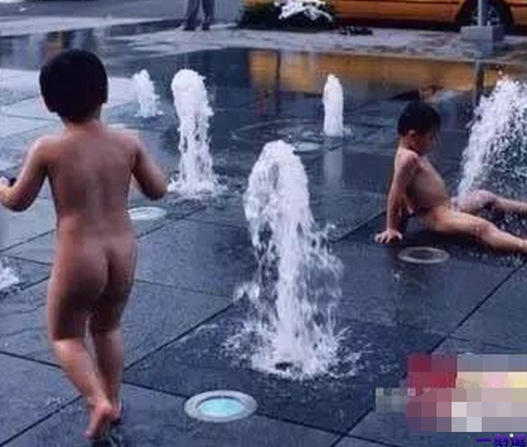 熊孩子们这样洗澡真的好么？