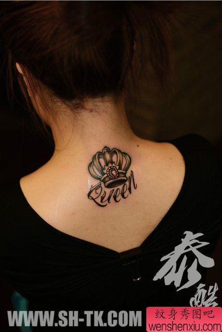 女生后脖子精美流行的皇冠纹身图案