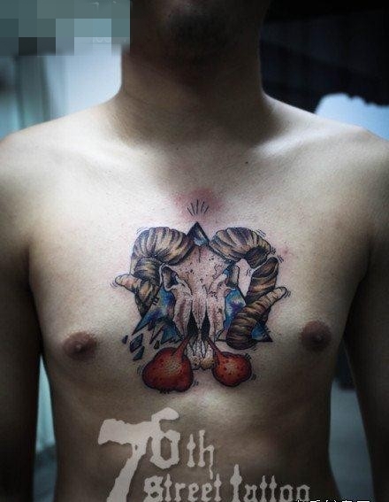 男生前胸超帅的羊头骷髅纹身图案