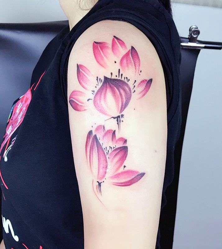 莲香飘散，手臂个性莲花纹身