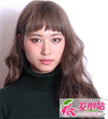 女生气质长卷发发型图片分享 搭配齐刘海很是修颜瘦脸