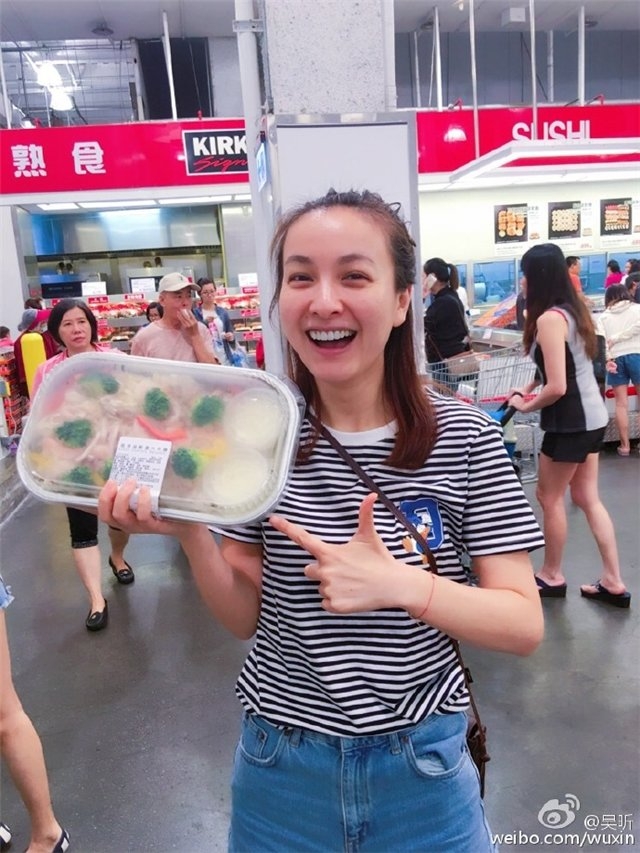 吴昕挑战心形刘海 网友：奶奶装大妈发型