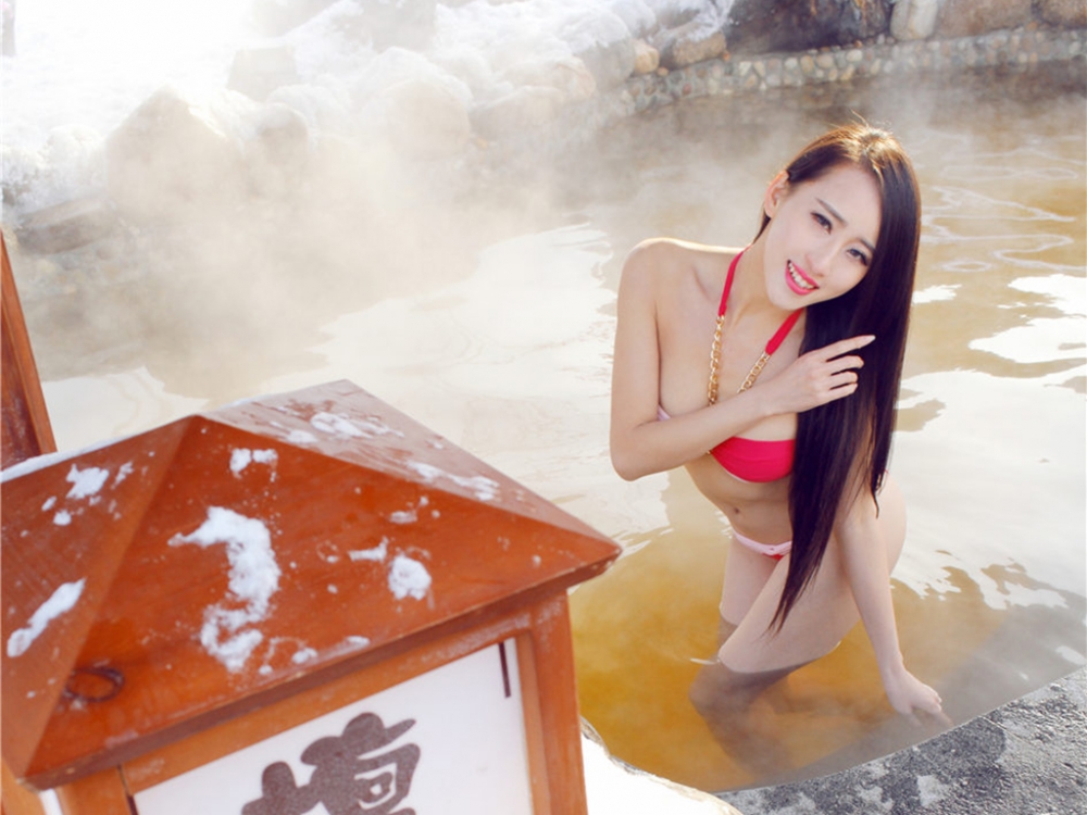 性感比基尼美女罗婉莹温泉写真iPad桌面壁纸