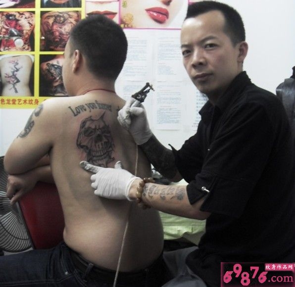 时尚男人后背个性魔鬼现场纹身图案