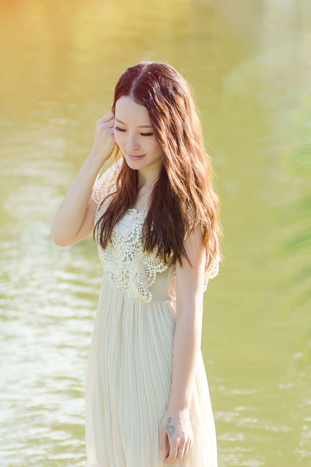 逆光的八月主题系列美女写真高清手机壁纸2下载