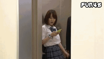 被电梯夹住的日本学生妹