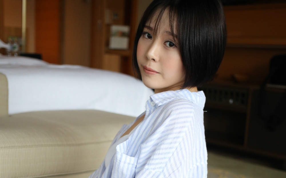 短发白色内衣嫩模Evelyn私房写真高清壁纸