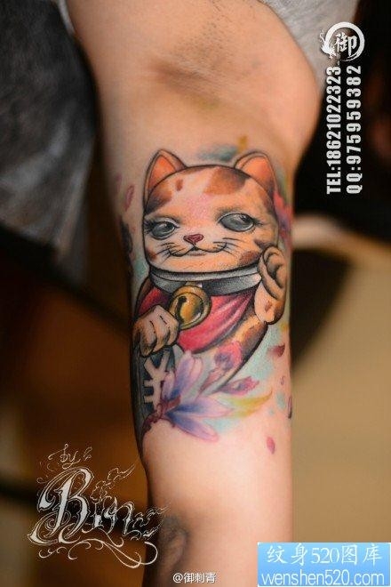 手臂内侧经典流行的招财猫纹身图片
