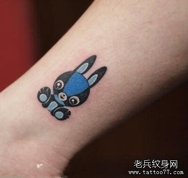 女人腿部可爱小兔子纹身图片
