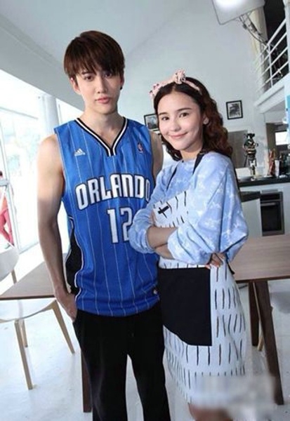 李海娜与帅气男明星唯美合照图片