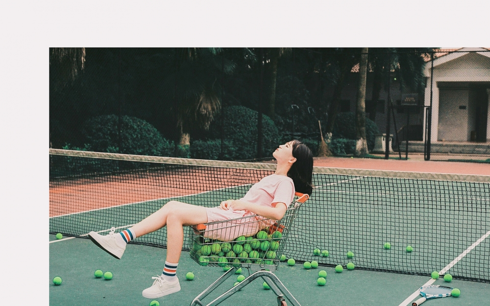 运动系少女网球场胶片风写真电脑高清壁纸