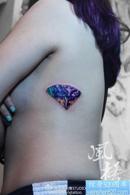 美女侧腰小巧精美的彩色星空钻石纹身图片