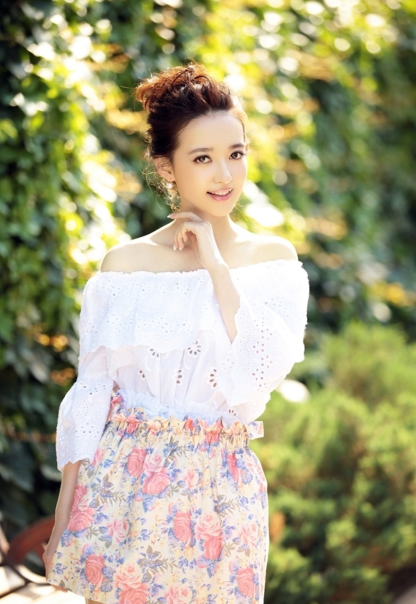 美女康宁户外诱惑写真 超凡迷人气息