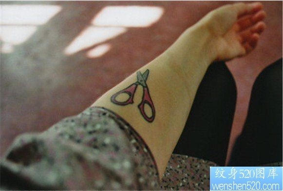 手臂剪刀纹身图片