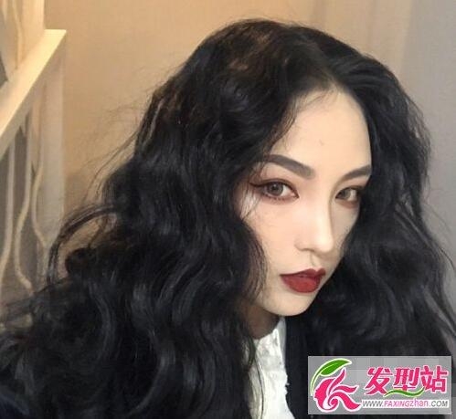 女生流行什么样的卷发  蓬松小卷势头猛！