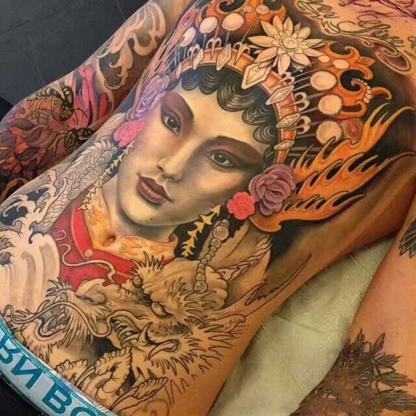 绝世佳人，满胸花旦彩绘纹身