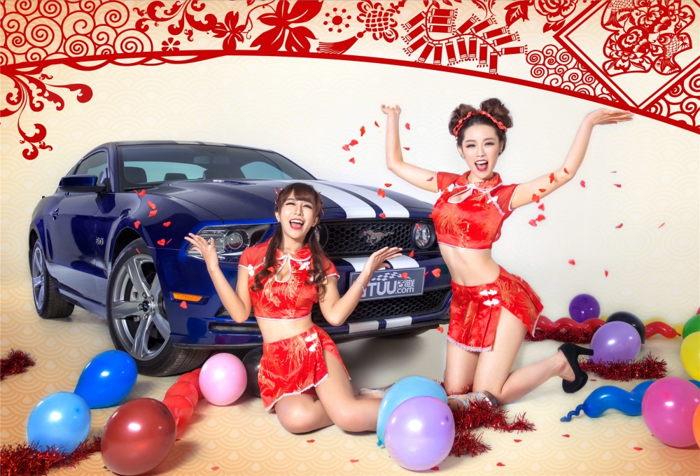 美女姐妹花嫩模福特野马GT迎春桌面壁纸