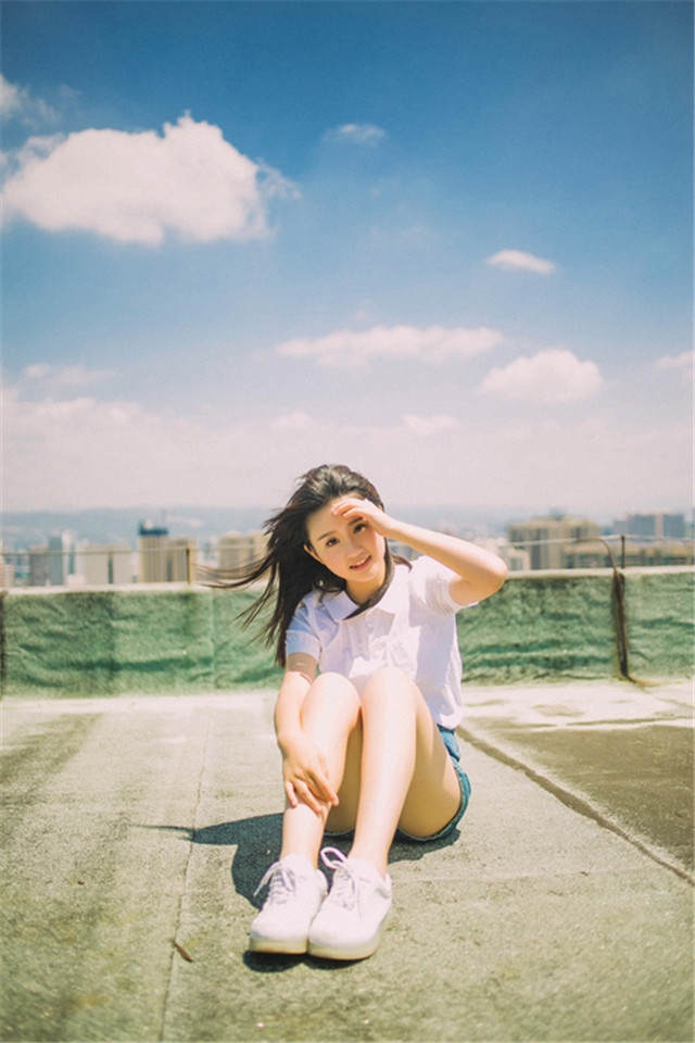 夏日新清甜美美女手机桌面壁纸下载