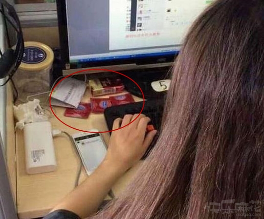 认真加班的妹子