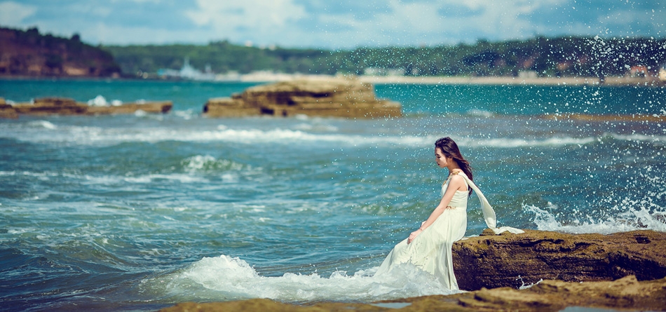 女孩，坐在岩石上，海边，冲浪，海浪，浪花，白色礼服，唯美意境壁纸