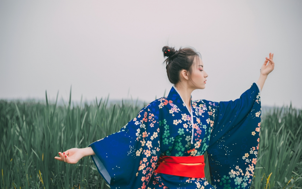 深蓝色和服美女追寻意境写真电脑壁纸