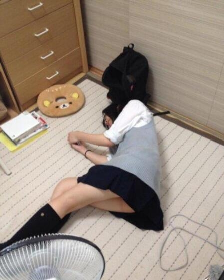 美女家教老师说困了想躺下