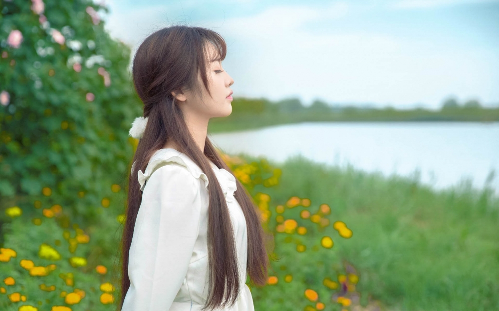 软妹子户外甜美写真