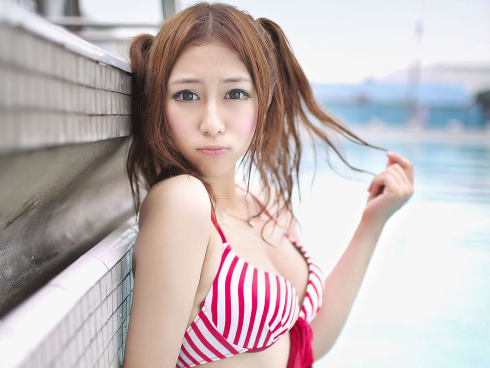 清新泳衣丰满少女泳池写真壁纸下载