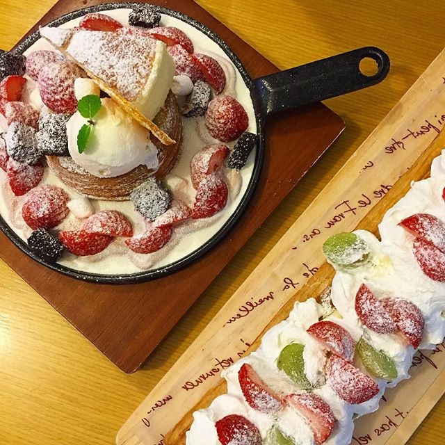 草莓甜甜圈甜点