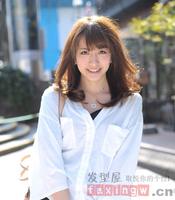 微卷齐肩发烫发发型