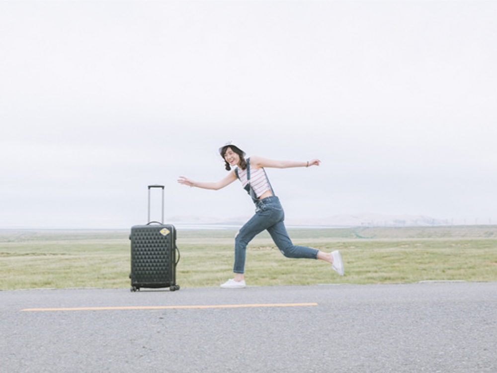 清新可爱美女旅行摄影图片平板壁纸