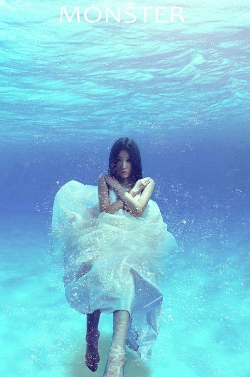 只见婚纱不见他。