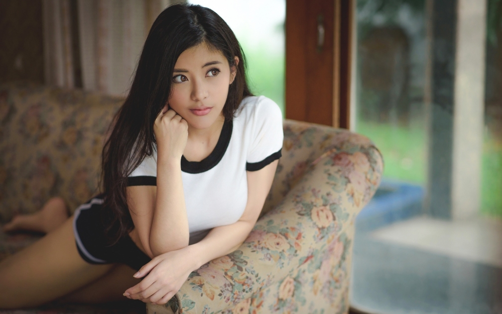 娇俏可人的小美女清新写真桌面壁纸下载