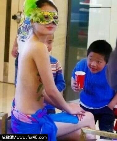 孩纸有前途，这么早就会欣赏艺术