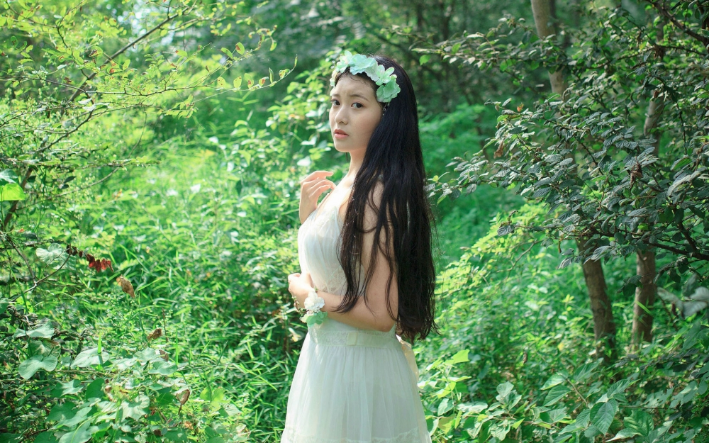 清纯美女森林摄影养眼清新写真桌面高清壁纸