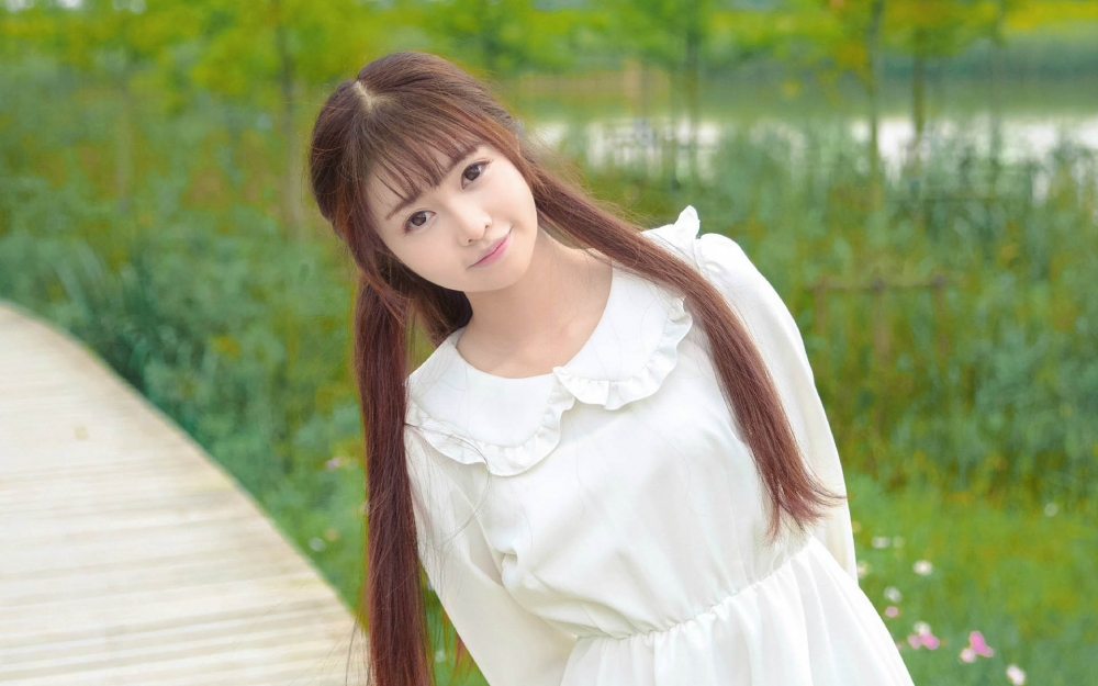 软妹子户外甜美写真