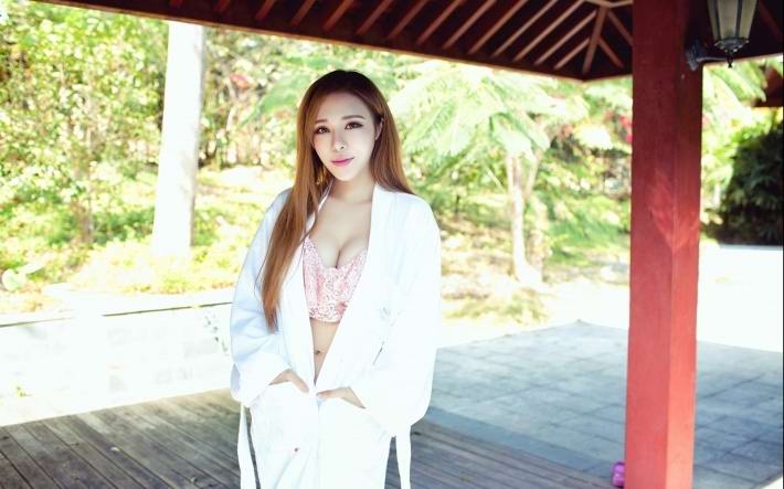 90后泳装美女游潇潇性感图片