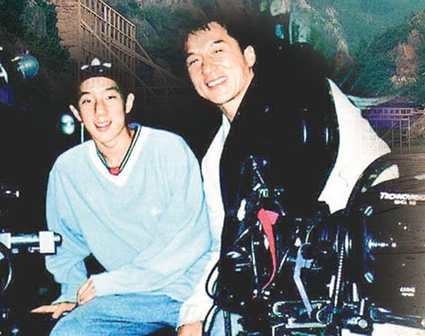 成龙幸福美满的全家照