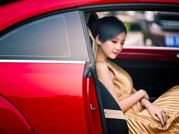 大众红色跑车短发美女桌面壁纸