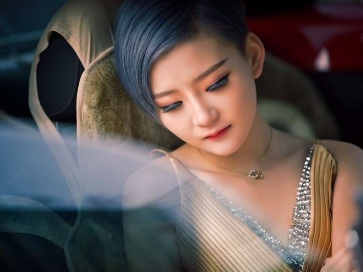大众红色跑车短发美女桌面壁纸