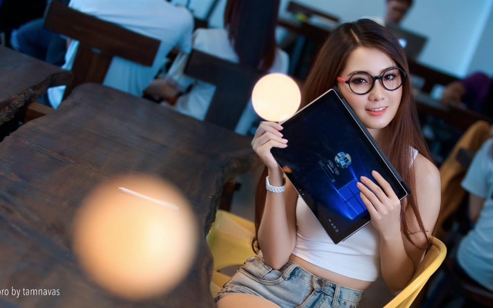 长发美女热裤酥胸性感写真桌面壁纸