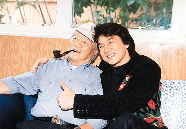 成龙幸福美满的全家照