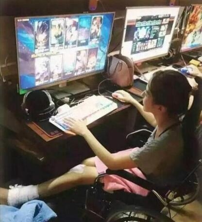 网吧的美女我只服她