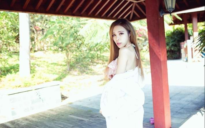 90后泳装美女游潇潇性感图片