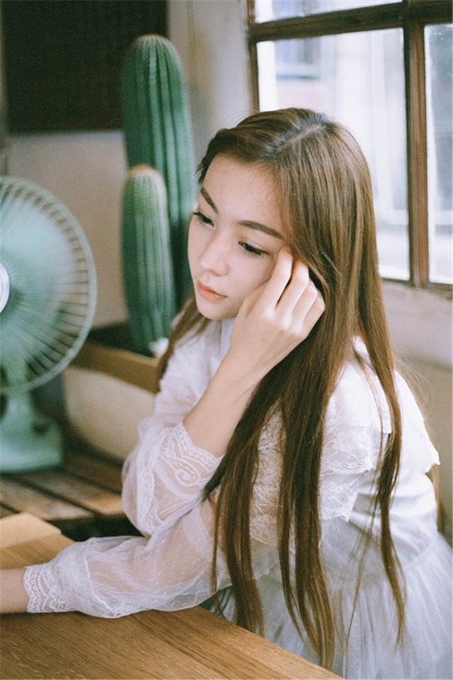 长发文艺美女手机桌面壁纸下载